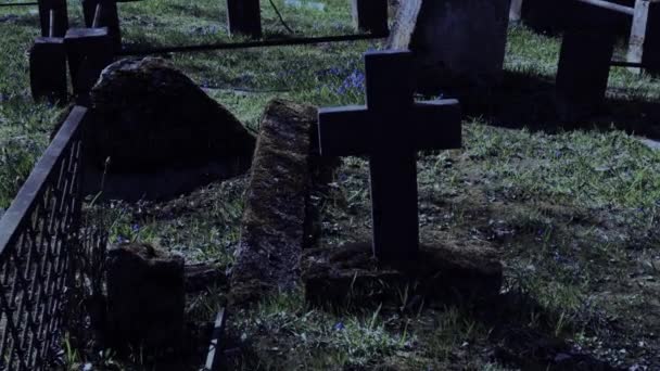 Caminando por la noche en el antiguo cementerio — Vídeos de Stock