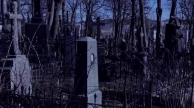 Geceleri eski Mezarlıkta yürümek