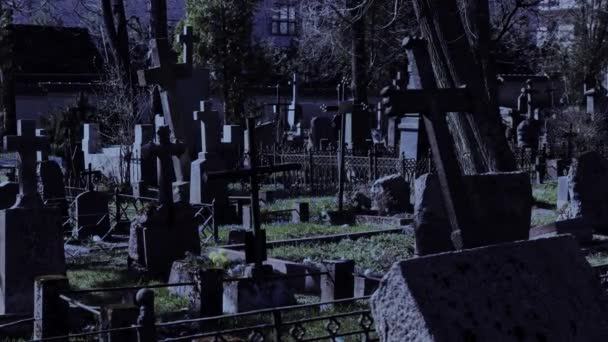 Прогулянки вночі на старому кладовищі — стокове відео