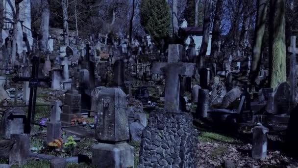 Camminando di notte al vecchio cimitero — Video Stock