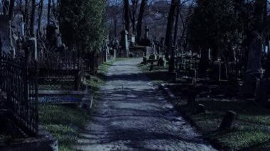 Geceleri eski Mezarlıkta yürümek