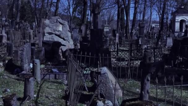 Marcher la nuit au vieux cimetière — Video