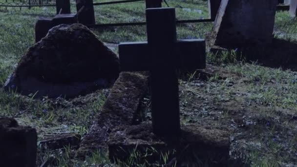 Walking at night at the old cemetery — Stock Video
