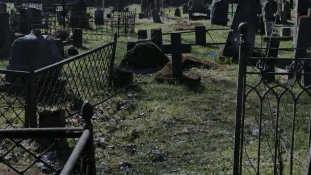 Passeggiando nel vecchio cimitero — Video Stock