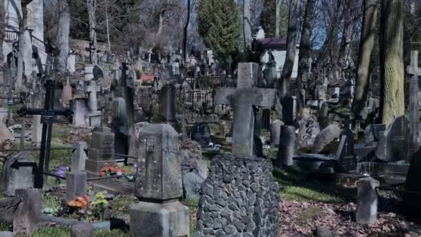 Caminando en el antiguo cementerio — Vídeos de Stock