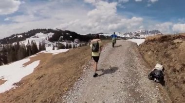 İnsanlar dağlarda güneşli gün hiking