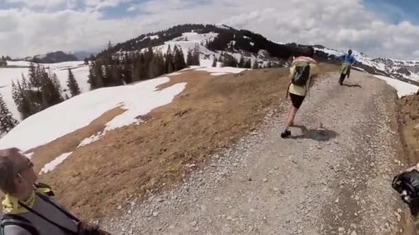 Les randonneurs dans les montagnes à la journée ensoleillée — Video