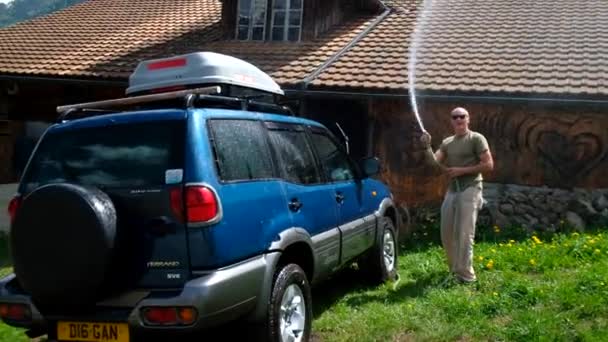 Man washing his car outdoors — Stock Video