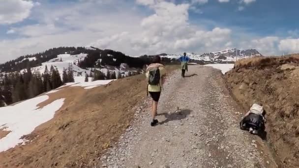 Pessoas caminhando nas montanhas no dia ensolarado — Vídeo de Stock