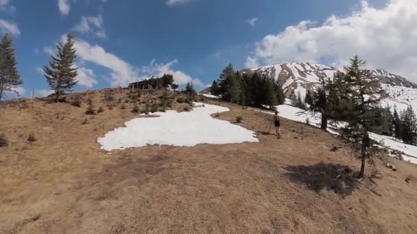 Mladý muž, Turistika v horách na slunečný den — Stock video