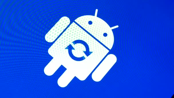 Ícone do logotipo do robô Android na tela do telefone inteligente durante a instalação de atualização — Vídeo de Stock
