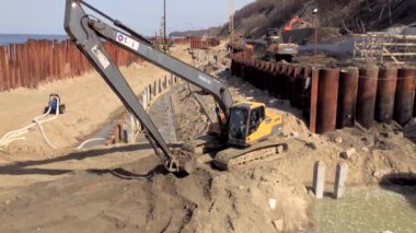 Baltık Denizi kıyı şeridi güçlendirilmesi sahil üzerinde Ekskavatör inşaat