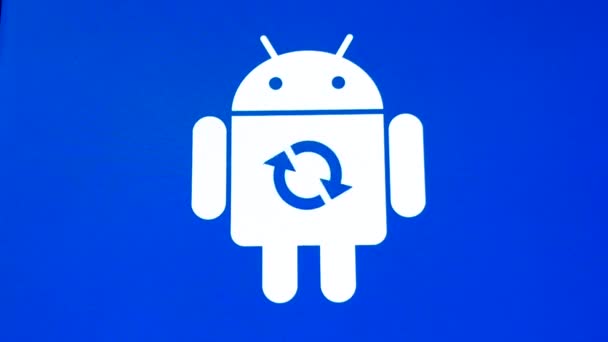 Ícone do logotipo do robô Android na tela do telefone inteligente durante a instalação de atualização — Vídeo de Stock