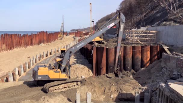 Grävmaskin fungerar på stranden, stärka Östersjökusten — Stockvideo