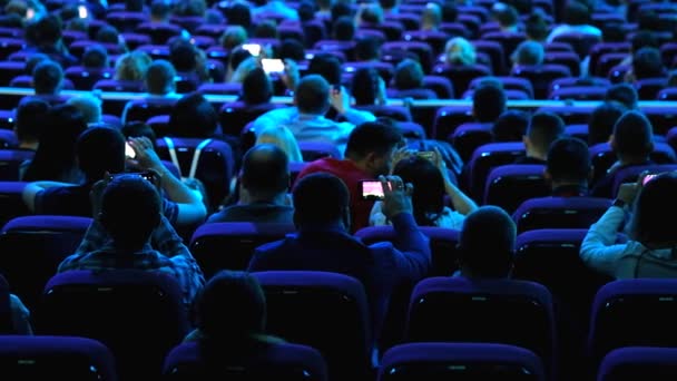 El público escucha al conferenciante — Vídeo de stock