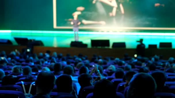 El público escucha al conferenciante — Vídeos de Stock