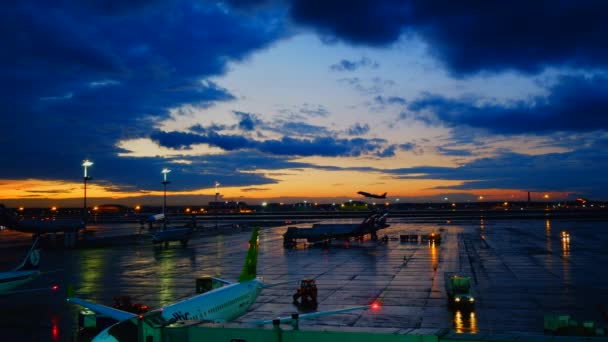 Paisaje del aeropuerto internacional al atardecer — Vídeo de stock