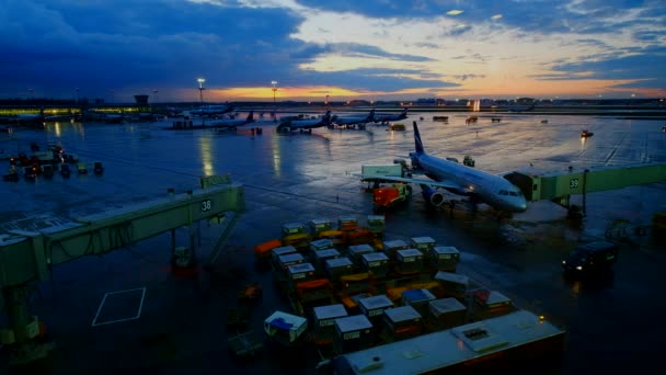 Paisaje del aeropuerto internacional al atardecer — Vídeos de Stock