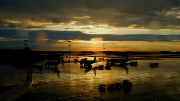 Paysage aéroport international au coucher du soleil — Video
