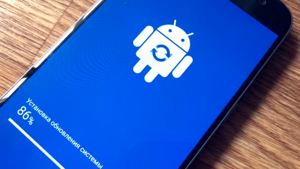 Android Robot Logo Ikon Pada Layar Telepon Cerdas Selama Pemutakhiran Instalasi — Stok Video