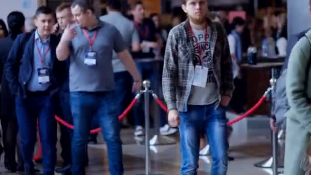 Les visiteurs pendant la pause de la conférence se reposent et communiquent dans la salle — Video