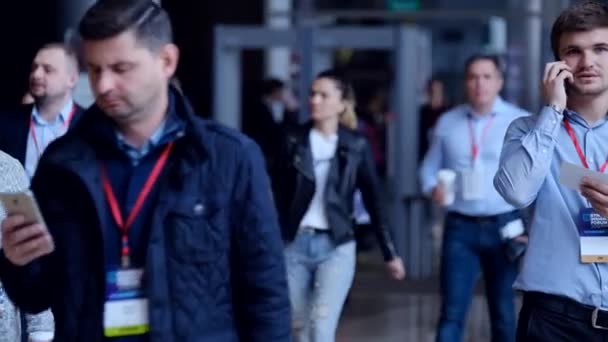 Visitors during the break of the conference have a rest and communicate in the hall — Stock Video