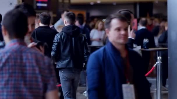 Les visiteurs pendant la pause de la conférence se reposent et communiquent dans la salle — Video