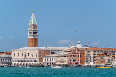 Venedik'in en ünlü meydanı San Marco'da turistler gezi