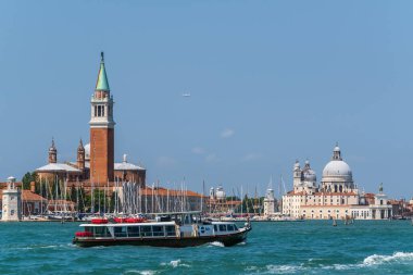 Gündüzleri Venedik 'in en büyük simgeleri Büyük Kanal boyunca yelken açan bir buharın görüntüsü.