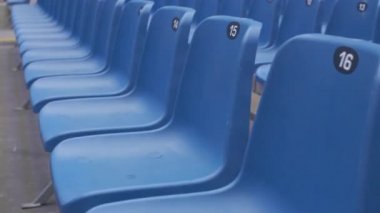 Stadyumda boş mavi plastik koltuklar