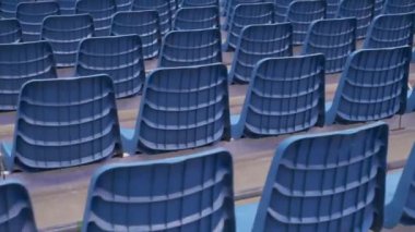 Stadyumda boş mavi plastik koltuklar