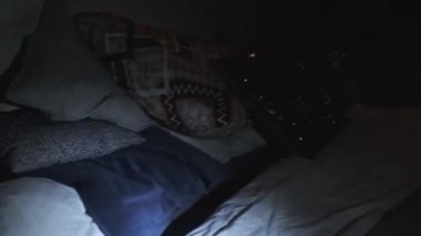 Şöminenin üzerinde fenerle çorap ara.