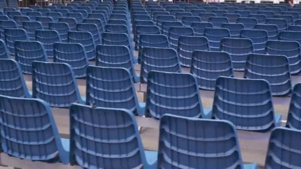 Κενό μπλε πλαστικά καθίσματα στο γήπεδο — Αρχείο Βίντεο