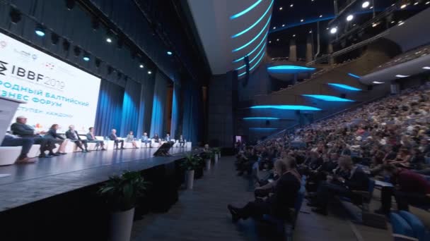 Відвідувачі форуму бізнес-освіти слухають лекції у великому залі — стокове відео