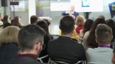 Seyirci atölyede öğretim görevlisini dinliyor