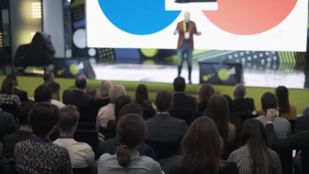 Audiencia escucha a conferenciante en taller — Vídeos de Stock