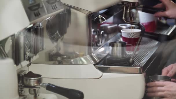 Barista robi espresso przy użyciu ekspresu do kawy — Wideo stockowe