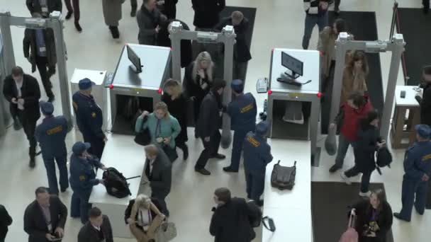 Bezpečnostní kontrola účastníků konference s rentgenovým skenováním zavazadel, horní pohled — Stock video