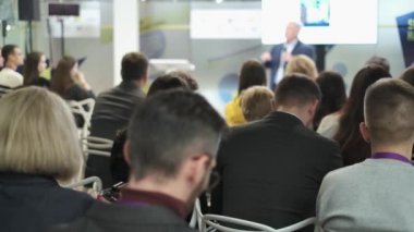 Seyirci atölyede öğretim görevlisini dinliyor