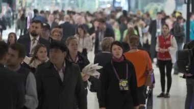 İş konferansına gelen ziyaretçiler sergi alanında dolaşıyorlar