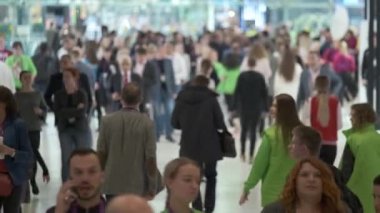 İş konferansına gelen ziyaretçiler sergi alanında dolaşıyorlar
