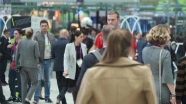 İş konferansına gelen ziyaretçiler sergi alanında dolaşıyorlar