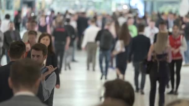 Visitantes do fórum de negócios se deslocam pelo espaço da exposição — Vídeo de Stock