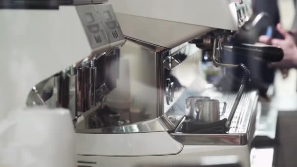 Barista fait de l'espresso en utilisant une machine à café — Video