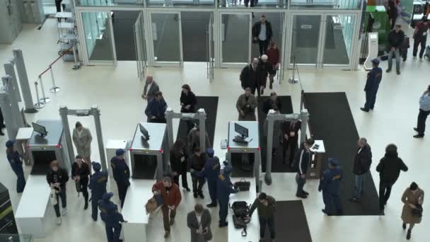 Kontrola bezpieczeństwa uczestników konferencji ze skanowaniem bagażu rentgenowskiego, widok z góry — Wideo stockowe
