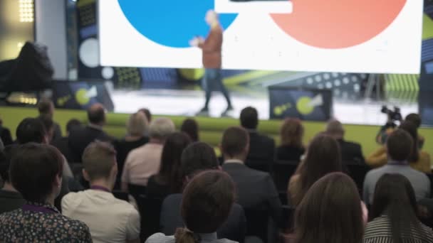 Audiencia escucha a conferenciante en taller — Vídeo de stock