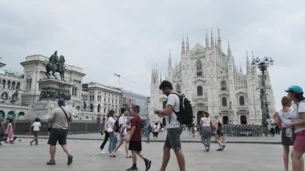 Turister besöker City Square och Cathedral på dagtid — Stockvideo