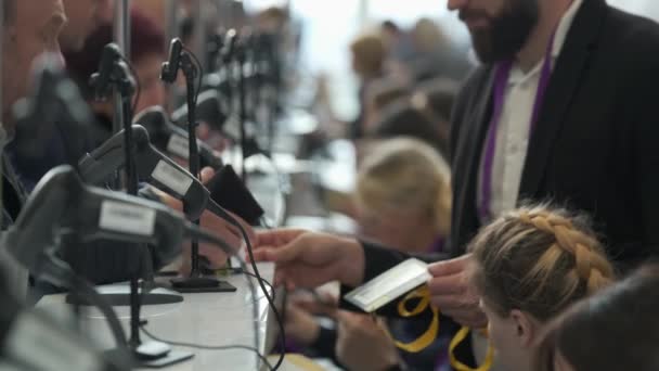 Les visiteurs du forum d'affaires s'inscrivent à la réception — Video