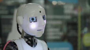 Konuşan insansı robot.