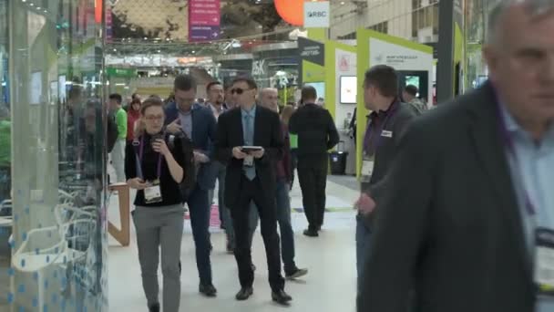 I visitatori del business forum si spostano nello spazio espositivo — Video Stock